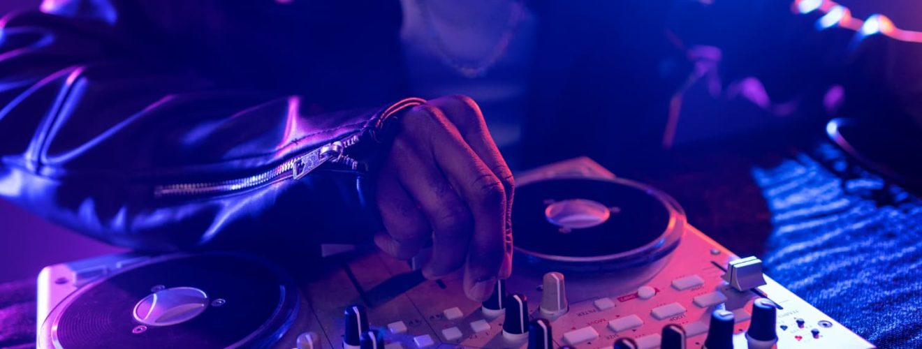El auge del servicio de DJ para eventos transforma la experiencia musical en celebraciones y actos corporativos